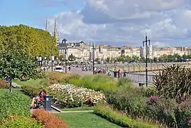 Quai Louis XVIII, quai des Chartrons et quai de Bacalan : partie nord du port de la lune.