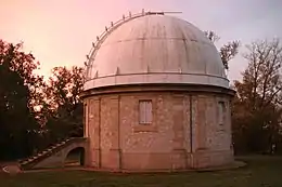 Le dôme de l'observatoire sous le crépuscule.