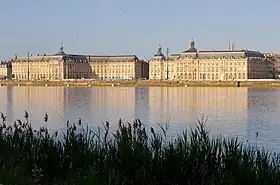 Quais de Bordeaux au bord de la Garonne et place de la Bourse.