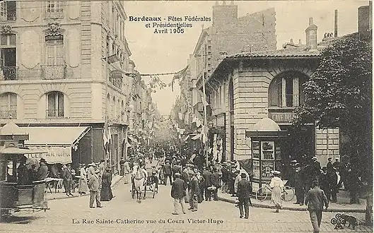 Rue Sainte-Catherine vue depuis le cours Victor-Hugo en 1905.