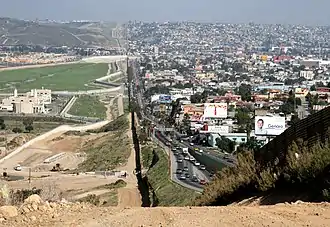 La barrière à Tijuana. À droite : le Mexique, à gauche : les États-Unis.