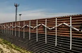 La barrière entre Tijuana et San Diego ; chaque croix est en mémoire d'un migrant mort à son passage.