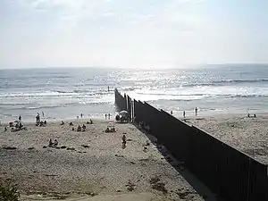 Plage de Tijuana sur l'océan Pacifique. À gauche : le Mexique, à droite : les États-Unis.