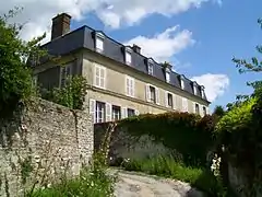 Le château de la Boissière, vu depuis la rue de la Fontaine-Saint-Martin.
