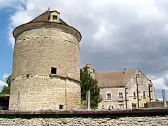 Colombier, vestige du clocher de la chapelle du XIIe siècle et façade sud du logis.