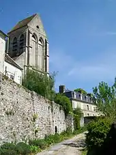 Le clocher de l'église, vu depuis la rue de la fontaine Saint-Martin.