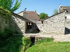 Le lavoir de la fontaine Saint-Martin, depuis le sud. Il est traversé par le ruisseau issu de la source.