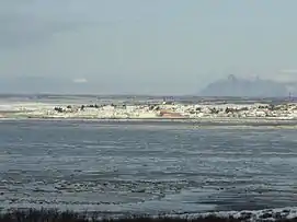 Borgarnes vue de la côte, ville entre mer et montagnes.