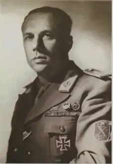 Le commandant de la Decima MAS, capitaine de frégate Junio Valerio Borghese. Il est décoré, entre autres, de la médaille d'or pour la valeur militaire (la plus haute décoration militaire italienne) et de la croix de fer allemande de 1re classe.