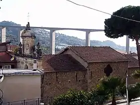 Le viaduc vue du bourg de Borghetto San Nicolò.