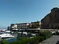 Un aperçu de la marina du Borgo Marinari