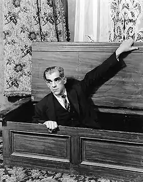 Boris Karloff dans le rôle de Jonathan Brewster.