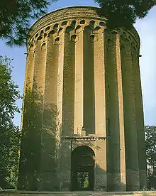 Tour Toghrol, monument du XIIIe siècle, est une des structures historiques pouvant toujours être vues à Téhéran aujourd'hui.