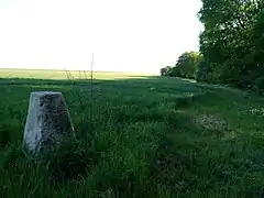 Borne située près du canal Louis XIV.