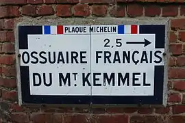 La borne Michelin de l'ossuaire du mont Kemmel.