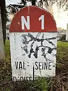 Borne à la limite entre le Val-d'Oise et la Seine-Saint-Denis.