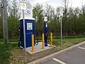 Station de recharge comprenant deux bornes à Maskinongé, Québec, sur l'autoroute 40 : une borne CC 50 kW et une borne AC accélérée 240 V.