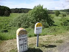 Borne limite de départements : Saint-Agrève (Ardèche) et Le Chambon-sur-Lignon (Haute-Loire).