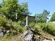 Borne milliaire de Gréolières devant la chapelle Sainte-Anne