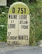 Borne routière, sur le bord de la Divatte, délimitant les départements de Maine-et-Loire et de la Loire-Atlantique.