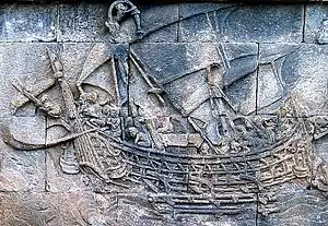 Bas-relief de la face nord du temple montrant un voilier avec une voile tanjak et des balanciers austronésiens typiques