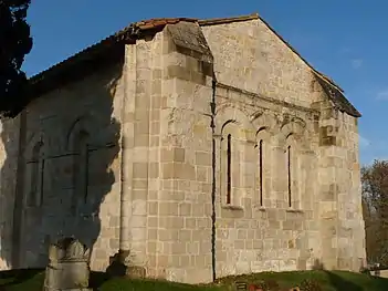 Chevet de la chapelle templière de Bors de Baignes (Charente).
