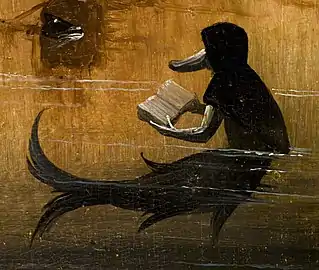 Plan en pied d'une espèce de sirène de trois-quart dos et à bec de canard en train de lire un livre.