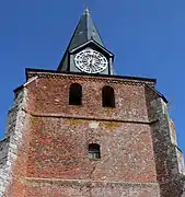 Dessins en briques vernissées : lignes entre croisées formant des carrés et, au-dessous, cinq cœurs.