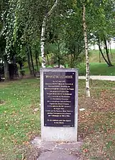 « Bosquet de la Liberté », plaque en mémoire de 165 résistants fusillés par les nazis au mont Valérien.