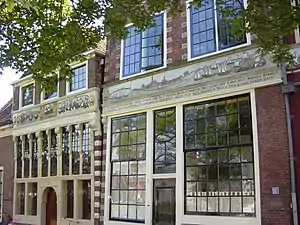 Vue des façades des deux premières maisons