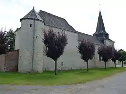 Le chevet fortifié de l'église.