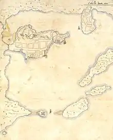 Carte montrant une île bâtie présente à l'extrémité d'un isthme dans une baie. La baie est fermée par plusieurs îles sur laquelle se trouve un fort.