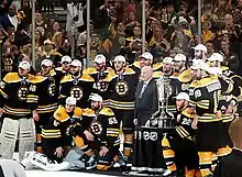 Photographie des Bruins en 2013 avec le Trophée