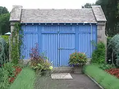 Une cabane à outils bleue.