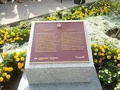 Une plaque à l'entrée du Jardin botanique.