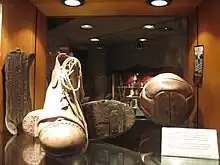 Photographie de l'équipement (chaussures, protège-tibias, ballon) de Ricardo Zamora.