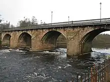 pont enjambant une rivière