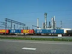 Le Botlek avec la ligne ferroviaire Havenspoorlijn et la raffinerie d'ExxonMobil