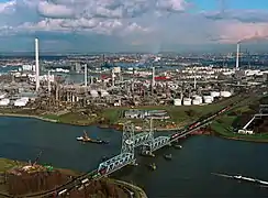 Industrie pétrolifère et pont levant Botlekbrug