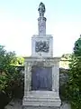 Botsorhel : tombe ancienne subsistante dans l'enclos paroissial.