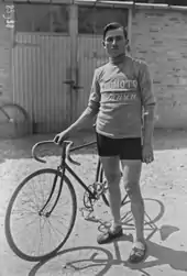 Portrait en noir et blanc d'un cycliste.