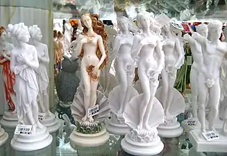 Statuettes dans un magasin de souvenirs en Russie.