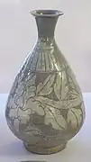 Flacon à alcool punch'ong au décor de pivoines. XVe – XVIe siècle. Décor incisé et champlevé sous glaçure céladon, H. 25 cm. Musée Guimet.