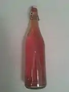 Une bouteille de limonade rose maison