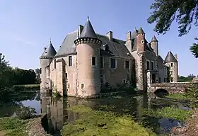 Vue extérieure du château de Boucard et de ses douves.