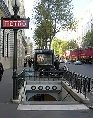 Entrée sur le trottoir sud du boulevard Haussmann.