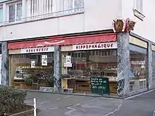 devanture d'un magasin dont l'enseigne indique « Boucherie hippophagique ».