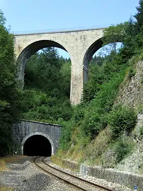 Entrée du tunnel de la boucle de Claveisolles, du côté de Saint-Nizier-d'Azergues, surplombé par le viaduc de la Boucle.