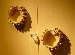 Boucles d'oreilles en or de la tombe à char de la Butte à Sainte-Colombe-sur-Seine (fouille de 1863 / Hallstatt final / diamètre env. 3 cm / musée d'archéologie nationale français - Inv no 18 267.1-2)