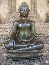 Bhûmisparsha-mudrā (Prise de  la terre à témoin). Vat Phra Kèo de Vientiane.